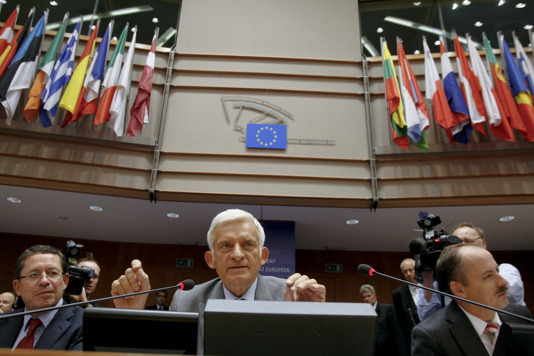 jerzy-buzek-przewodniczy-sesji-plenarnej-parlamentu-europejskiegoF6B129F1-FBFA-EE63-217A-6E3E4E792976.jpg