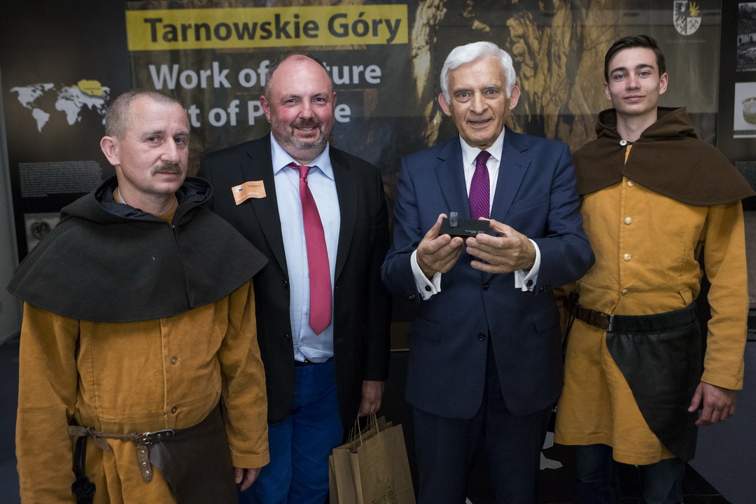 jerzy-buzek-zaprosil-tarnowskie-go-ry-do-brukseli-2015-2-1061DAB4E-3615-98E0-7FDF-17FEA16964CB.jpg